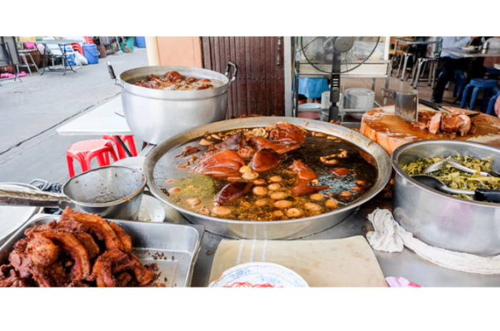 ร้านลูกชิ้นหัวมุม ข้าวขาหมู : ฉะเชิงเทรา