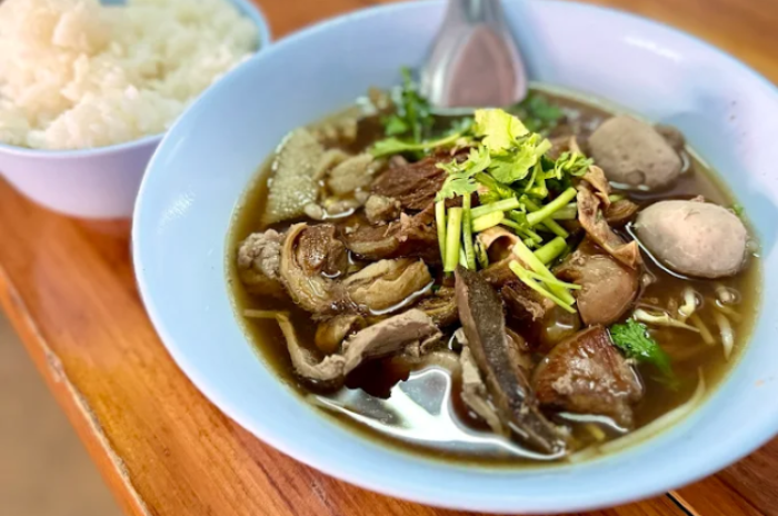 ร้านก๋วยเตี๋ยวเชิญชวนชิม : ลำปาง