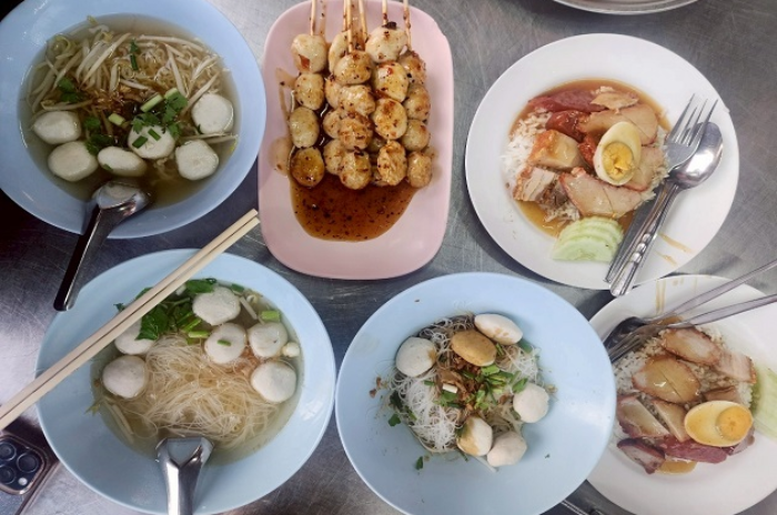 ร้านก๋วยเตี๋ยวลูกชิ้นหมูสี่แยกบางพลู : นนทบุรี